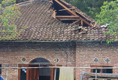 Akibat Hujan Angin, Sebagian Atap Sebuah Rumah di Junrejo Ambruk Timpa Ruang Tamu dan Kamar