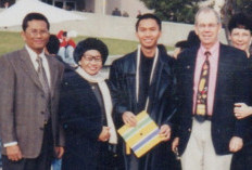 Saya Tidak Lulus SMA (4-Habis): Akhirnya Wisuda Cum Laude dan Antar Anak Kuliah di Kansas