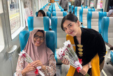 Hari Kartini di Stasiun Malang, KAI Bagikan Ratusan Bunga untuk Penumpang Perempuan