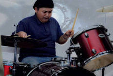 Kenalan dengan Udin, Lulusan Pondok Salaf yang Kini Guru Agama Islam Madrasah Sekaligus Seorang Drummer