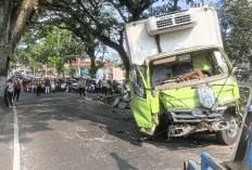 Kecelakaan Tunggal Truk Pengangkut Sosis di Jalur Malang-Jombang, Diduga Sopir Mengantuk