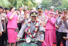 Dengan Vespa Hijau Toska AKBP Andi Yudha Pranata Tinggalkan Polres Batu