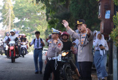 Kapolres Batu Turun Atur Lalu Lintas di SMAN 2, Ingatkan Pelajar soal Knalpot Brong