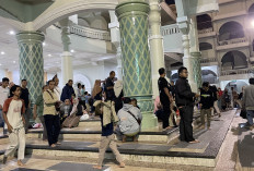 Ratusan Pengunjung Alun-Alun Merdeka Berteduh di Masjid Jami' Malang saat Hujan Sabtu Malam