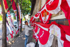 Pedagang Bendera Asal Garut Mulai Serbu Kota Batu Jelang 17 Agustus