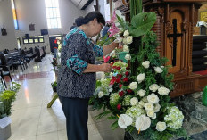 Ibu-Ibu Hiasi Gereja Paroki Baik Kota Batu untuk Persiapan Natal  