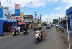 Jalan Raya Pakis Depan Pasar Ramai Lancar, Truk Bermuatan Dominasi Arus Lalu Lintas