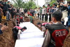 Disimpan 14 Hari Tetap Tak Teridentifikasi, 10 Jenazah Korban Banjir Bandang Sumbar Dimakamkan Massal