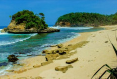 Pesona Pantai Jonggring Saloka, Malang Selatan: Ada Watu Ngebros, Sensasi Gebyuran dan Pantai Hitam Putih