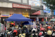 Jelang Lebaran, Warga Mulai Padati Ramayana Klojen untuk Berburu Kebutuhan Hari Raya