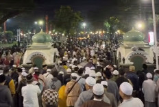 Hujan Tak Surutkan Jemaah, Masjid Jami’ Kota Malang Dipadati Pemburu Lailatul Qadar Malam 27 Ramadan