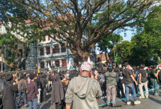 Mahasiswa UB Demo di DPRD Kota Malang, Bawa 5 Tuntutan dan Sebut Indonesia dalam Kondisi “Gawat Darurat”