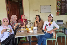 Bu Titien Mantan Kepala Diknas Batu Jualan Nasi Empok di Garasi, Laris Manis!