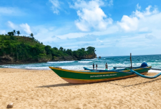 Pantai Nganteb: Pesona Ombak Ganas dan Ketenangan Religi dalam Satu Bingkai