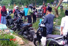 Jelang Ramadan dan Libur Panjang, TPU Kasin Malang Dipadati Peziarah, Penjual Bunga Kebanjiran Pembeli