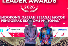Menkop Ferry Hadir dan Apresiasi Disway Top Regional Leader Awards, Ungkap Progres Koperasi Desa Merah Putih