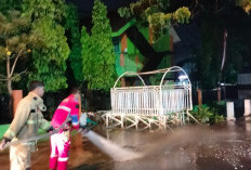 Hujan Deras Picu Banjir-Longsor di Batu, Damkarmat Bersihkan Lumpur di Tlekung-Mojorejo