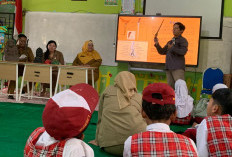 Museum Keliling Kota Malang Kenalkan Topeng Panji dan Keris kepada Siswa SDN Bumiayu 1