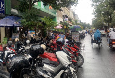 Jelang Waktu Berbuka, Warga Serbu Takjil di Kawasan Pasar Besar Klojen