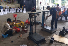 ‎Peringati Hari Metrologi Dunia, Timbangan Pedagang Pasar Among Tani Ditera Ulang  ‎
