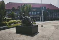‎Spot Foto Paling Bermakna di Kota Batu, Patung Bung Karno saat Sungkem Ibunda