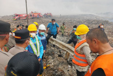 Khofifah Ingatkan Bahaya Bara Tersembunyi di Kebakaran TPA Supit Urang