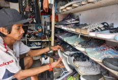 Thrifting di Pasar Comboran Malang Bergeser, Sepatu Bekas Kini Lebih Diburu daripada Jaket