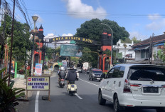 Pengendara Diimbau Kurangi Kecepatan, Material Perbaikan Gorong-gorong Ada di Bahu Jalan