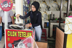 Tak Malu Berdagang, Mahasiswi Cantik Setia Temani Ibu Jualan Cilok di Pasar Among Tani 