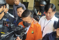 Don Ritto Resmi Diserahkan ke Kejagung, Tampil Berbaju Oranye dan Diborgol