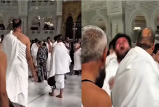 Viral! Jemaah Pria Berteriak dan Melompat di Depan Ka'bah, Ada Apa?