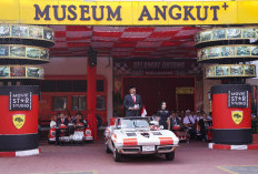 HUT ke-81 RI di Museum Angkut, Inspektur Upacara Naik Chevrolet Corvette Stingray 1963
