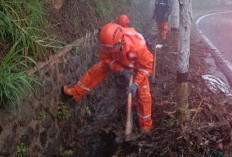 Antisipasi Banjir saat Hujan, BPBD Kota Batu Bersihkan Drainase Sumber Brantas