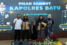 Wali Kota Batu Dan Wakil Hadiahi Jaket dan Helm Riders Pada AKBP Andi Yuda Pranata