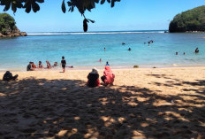 Libur Panjang Meledak! Pantai 3IN1 Malang Selatan Diserbu Wisatawan hingga 70 Persen