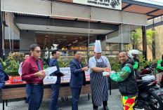 Aston Malang Hotel Bagikan 120 Nasi Kotak untuk Ojol dan Warga Sekitar di Momen Hardiknas