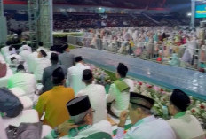 KH Abdul Matin Djawahir Pimpin Salat Malam Mujahadah Kubro 1 Abad NU di Stadion Gajayana