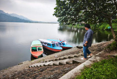 Sensasi Menelusuri Waduk Selorejo dengan Perahu, Menikmati Alam Ngantang dari Tengah Bendungan