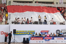 Semarak HUT ke-81 RI di DBL Malang, Suporter SMK Telkom Bentangkan Bendera Raksasa