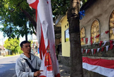 11 Tahun Jualan Bendera Merah Putih di Kota Batu, Pedagang Asal Garut Ungkap Alasan Betah