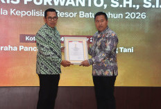Kapolres Batu Berganti, Aris Purwanto Terima Lencana Hakaryo Guno Mamayu Bawono