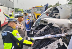 Hiace Rombongan Wisata Jakarta-Malang Seruduk Dump Truck di Tol, 2 Meninggal dunia, 9 Luka-Luka