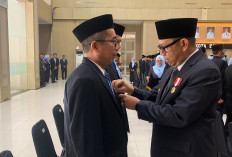 Wali Kota Batu Nurochman Serahkan Satyalancana ke 94 ASN, Dorong Pegawai Proaktif Ajukan Penghargaan