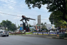 Ramai Lancar, Pengendara Waspadai Hujan di Perempatan Patung Pesawat Soekarno-Hatta