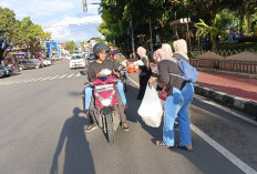 Sambil Ngabuburit, Ibu-Ibu PKK Karangploso Serbu Alun-Alun Batu untuk Berbagi Takjil