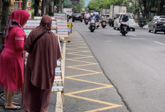 Jelang Lebaran 2026, Jasa Tukar Uang Pinggir Jalan di Kota Malang Diserbu Warga