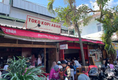 Kopi Abah Pasar Klojen Laris Manis, Tempat Nongkrong Anak Muda, Menu Best Seller Kopi Susu Gula Aren 