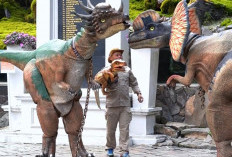 Dino Kostum Meriahkan Liburan di Selecta Kota Batu   ‎