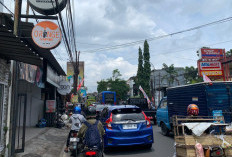 Kemacetan Parah di Jl Tlogomas Malang Akibat Libur Panjang